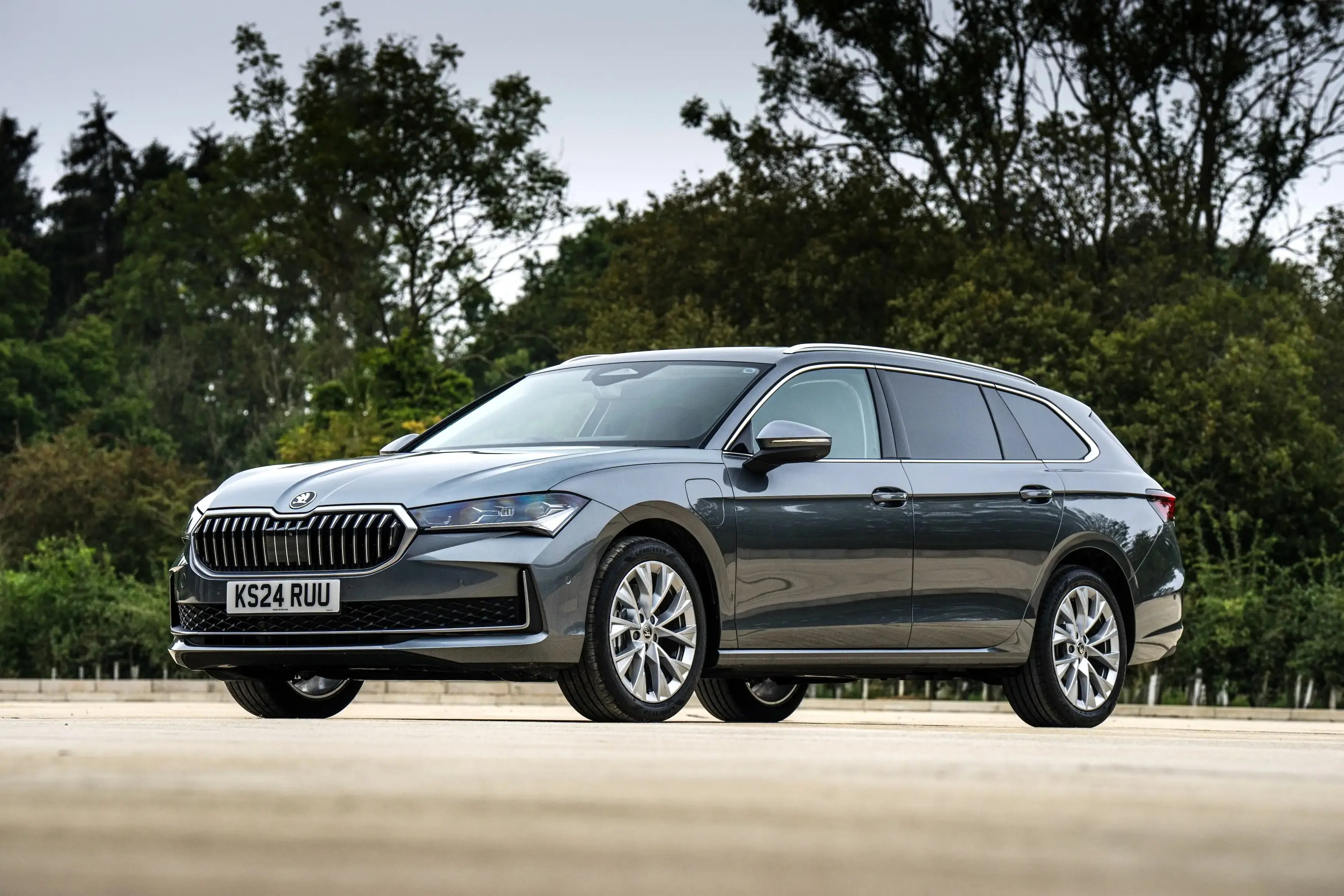 black-Skoda-Superb-Estate-parked