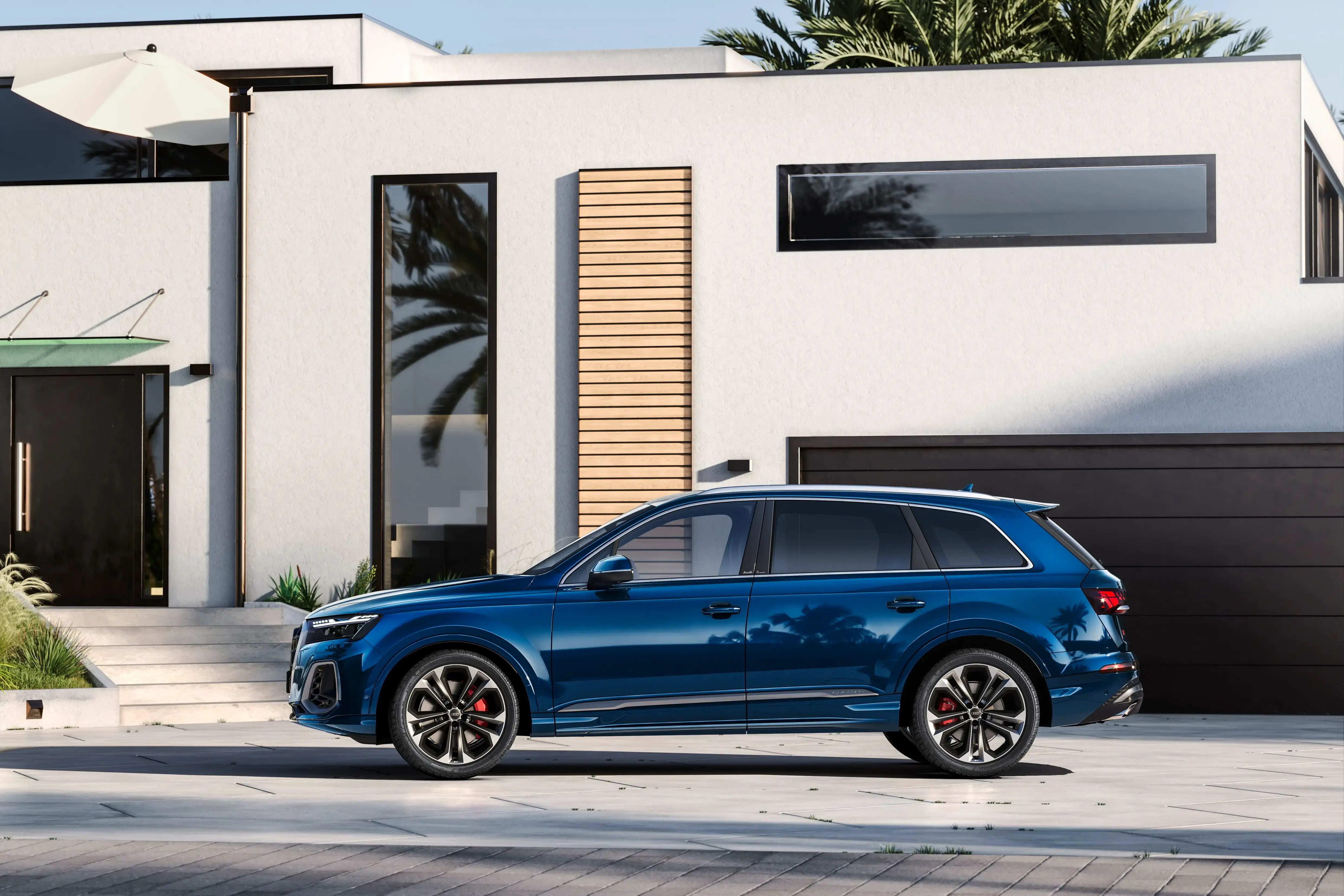 blue-Audi-Q7-side