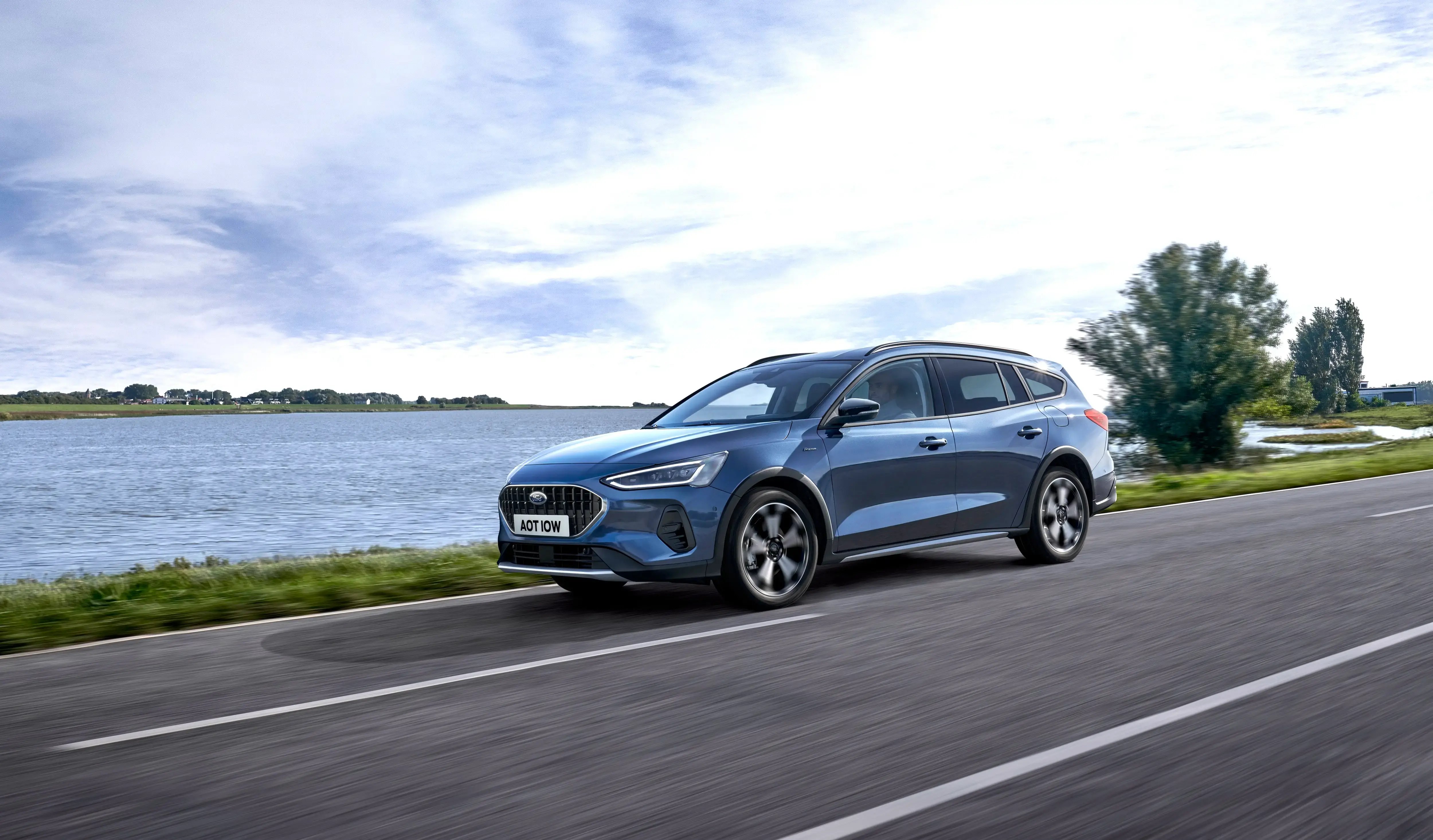 blue-Ford-Focus-Estate-parked