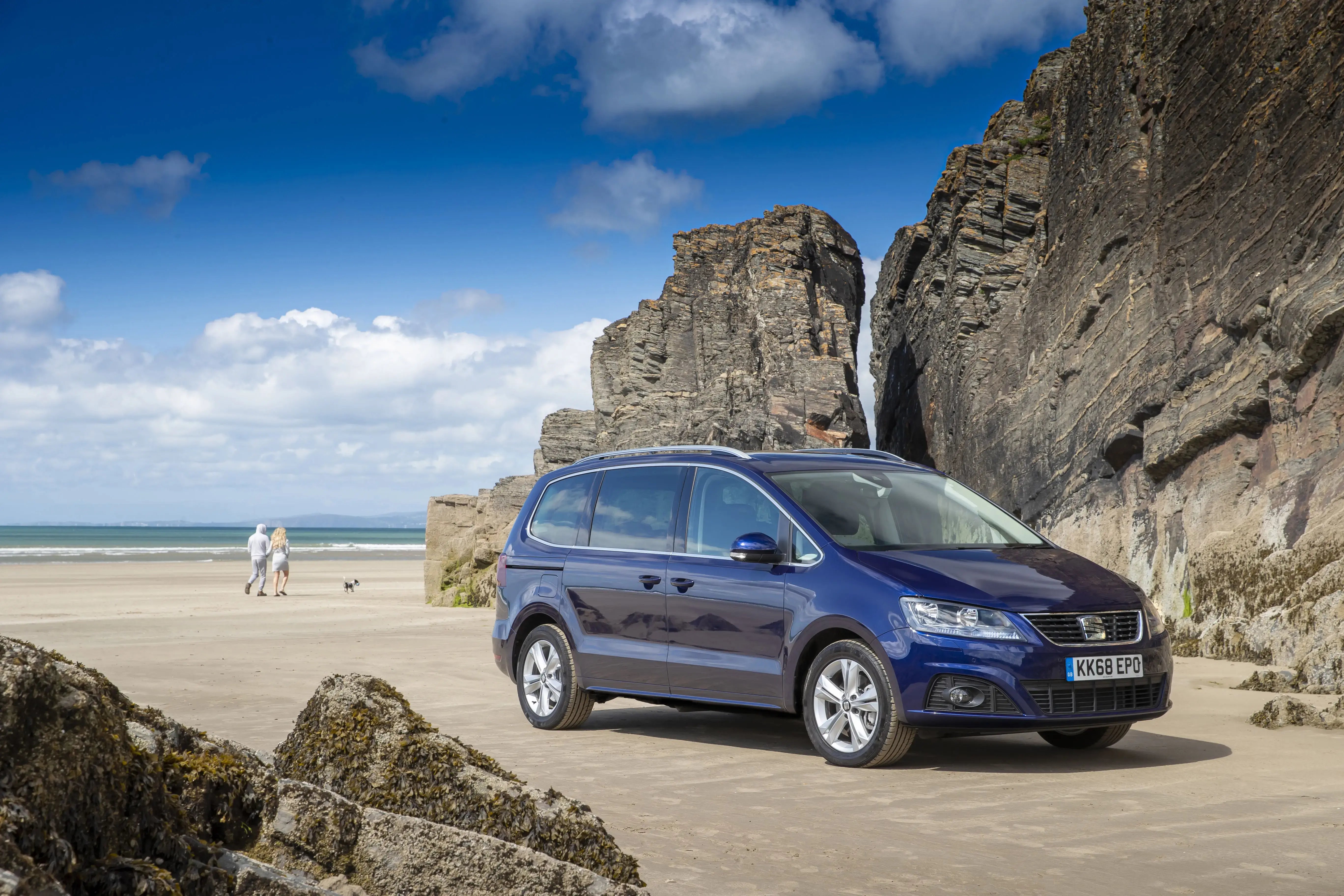 blue-Seat-Alhambra-parked