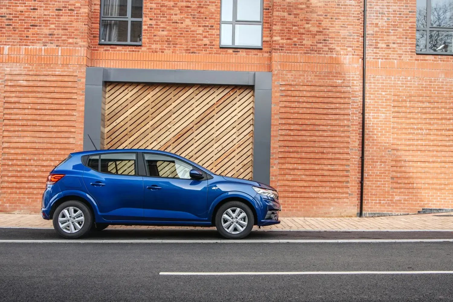 blue-dacia-sandero-side