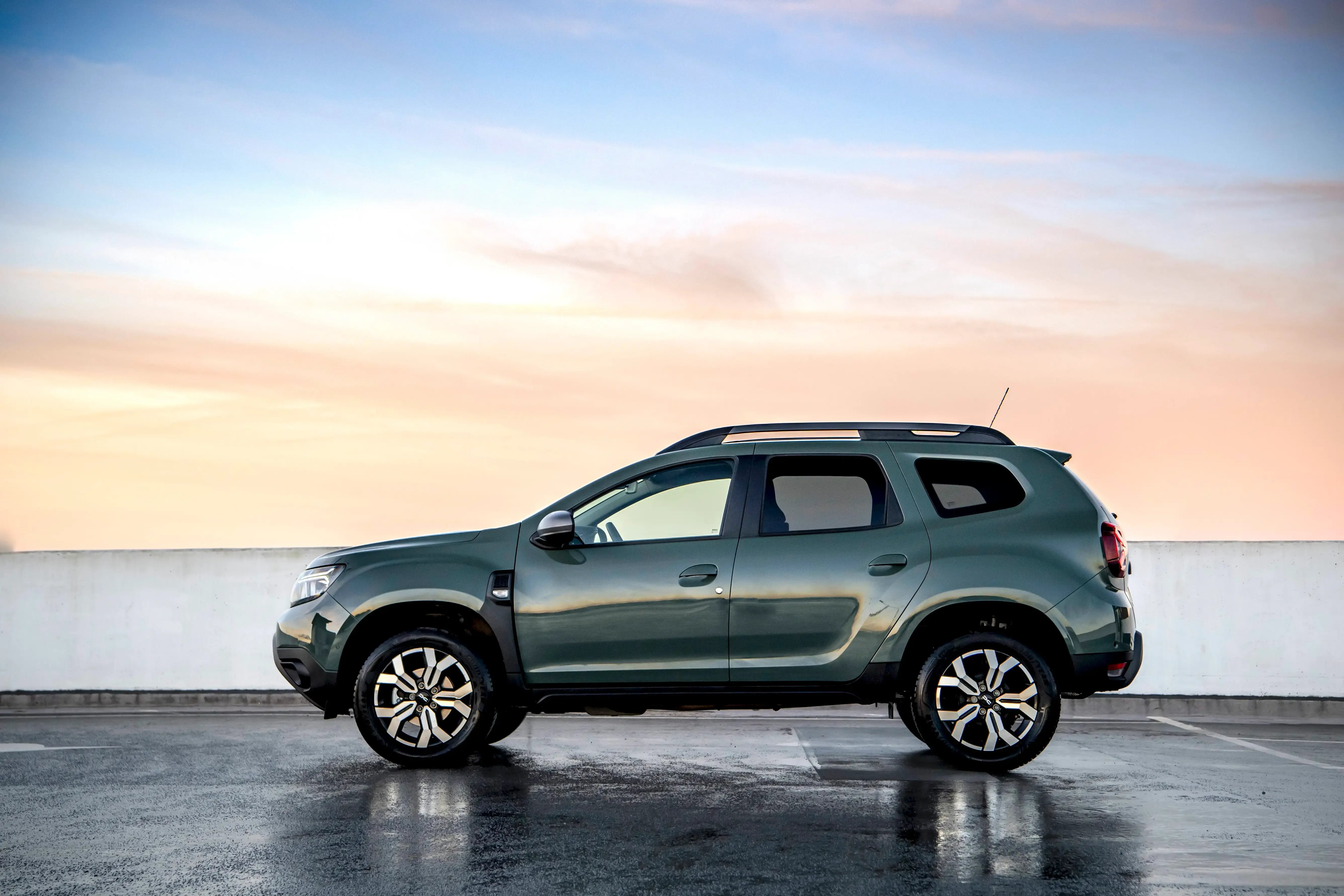 olive-green-dacia-duster-side-1