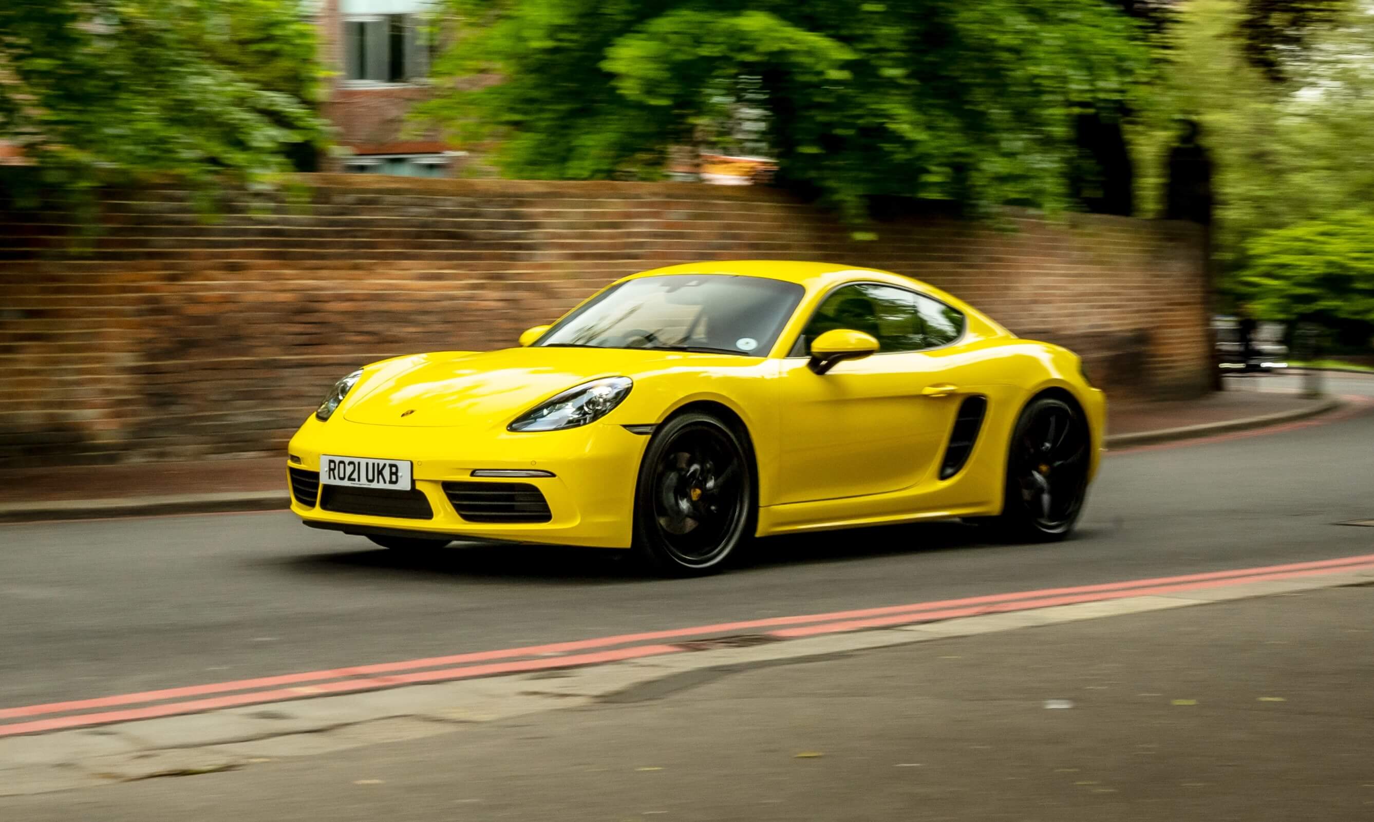 porsche-718-caymen-yellow