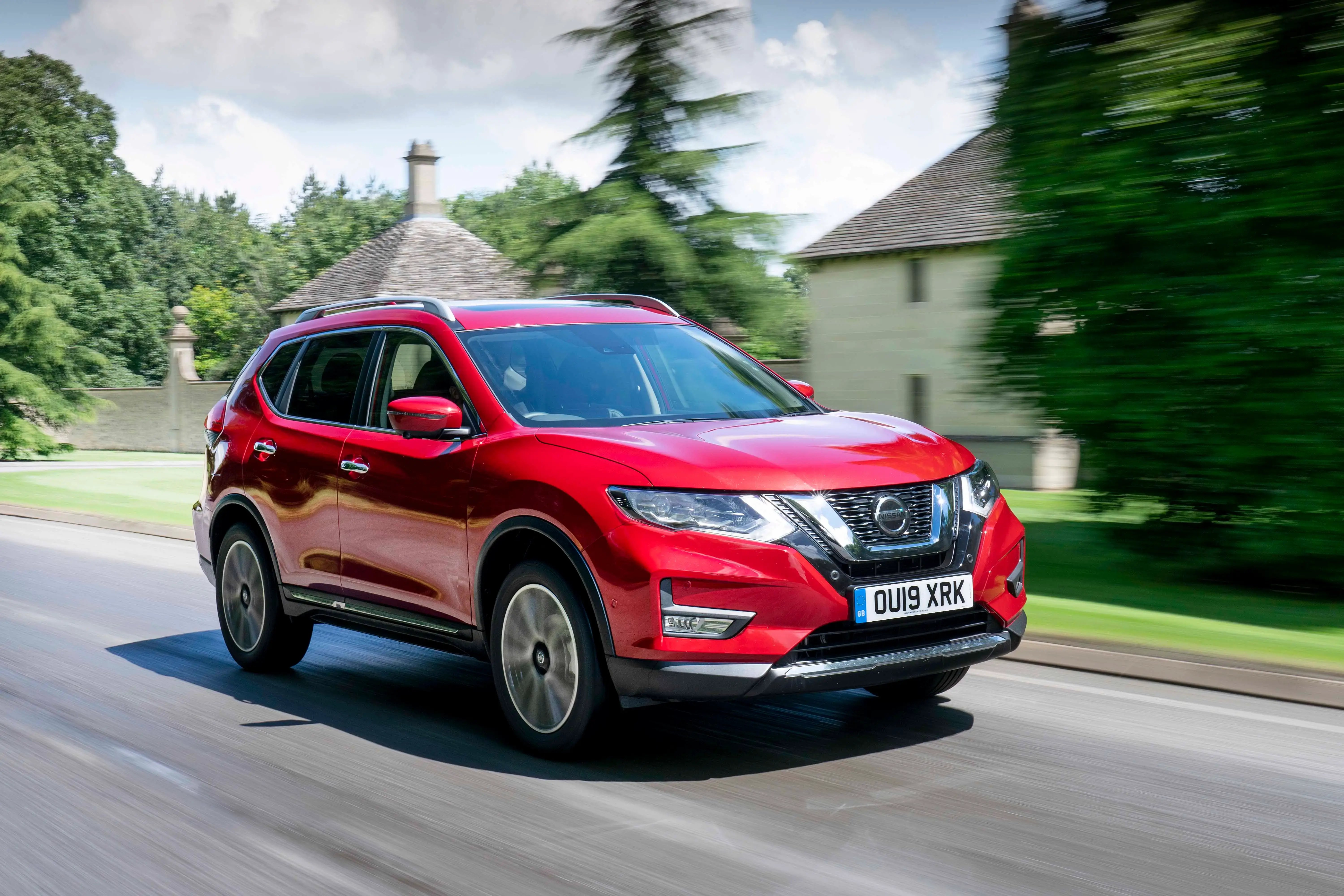 red-Nissan-X-Trail-1-front