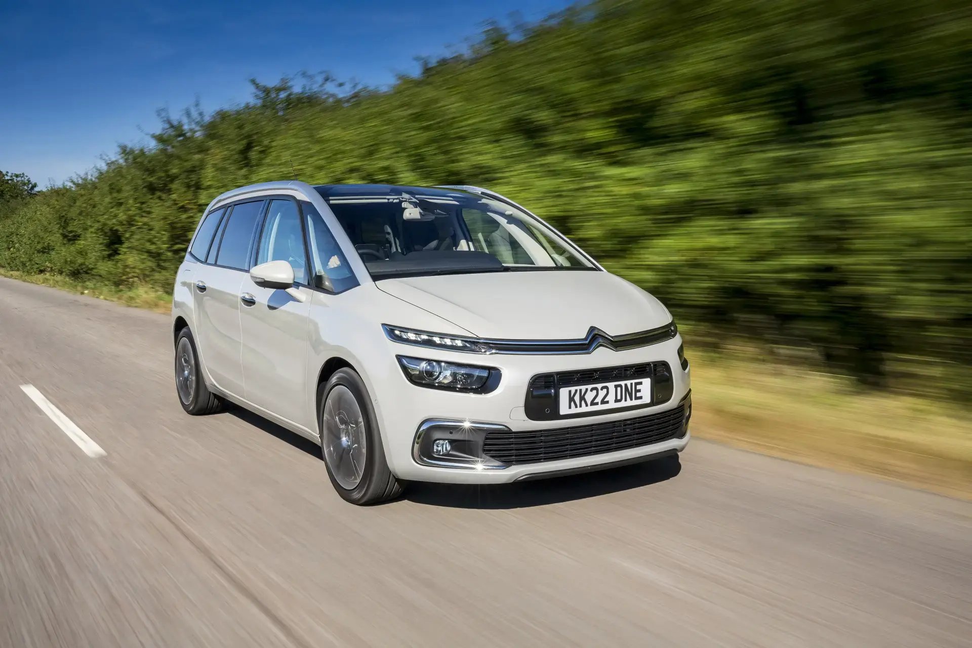 white-Citroen-Grand-C4-SpaceTourer-dynamic