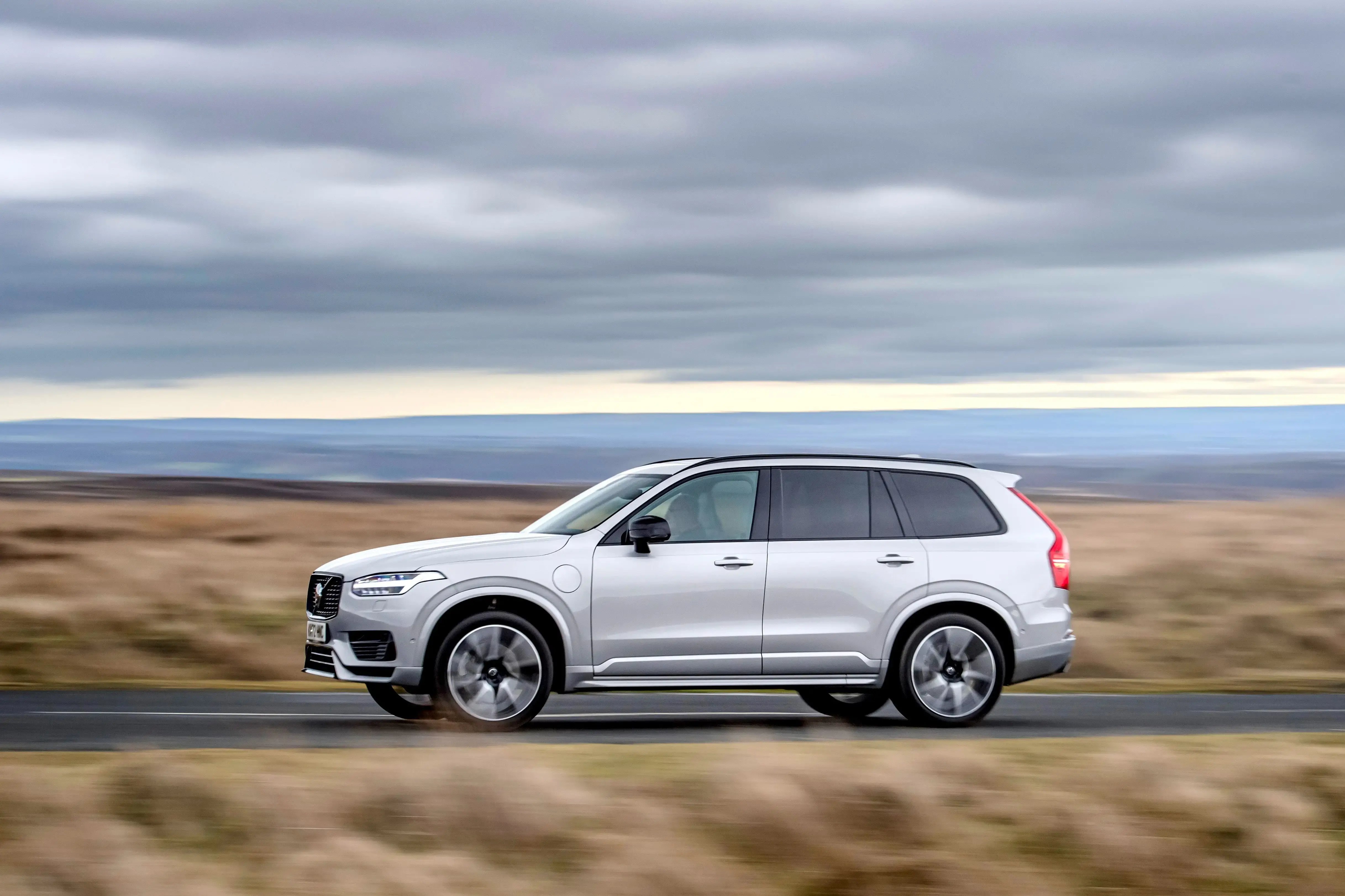 white-Volvo-XC90-side